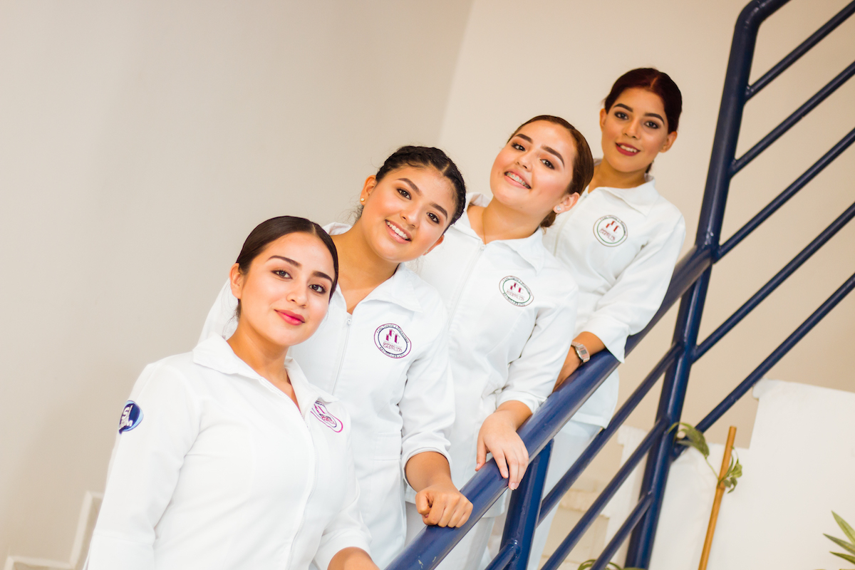 Alumnas en escaleras
