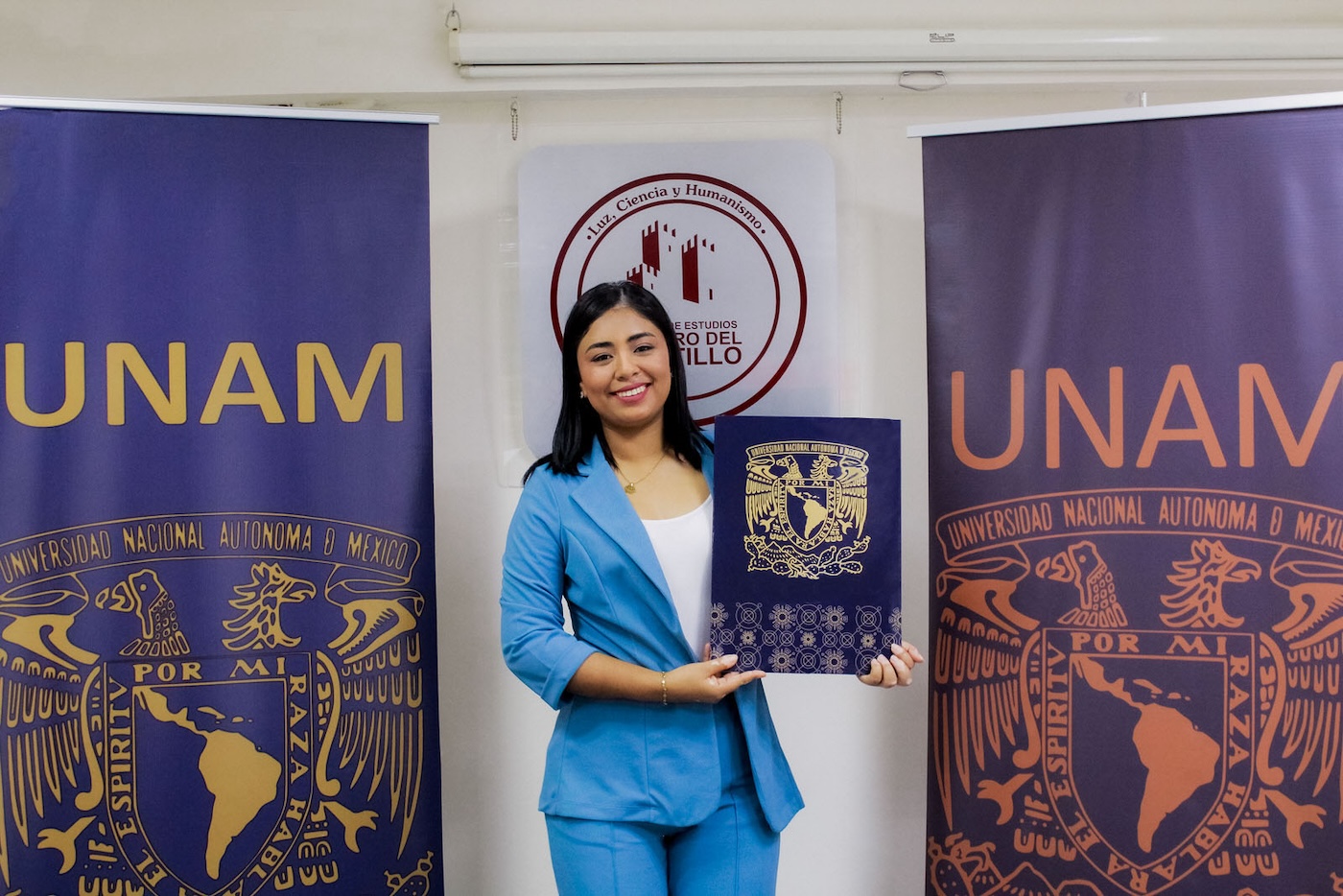 Alumna sosteniendo certificado